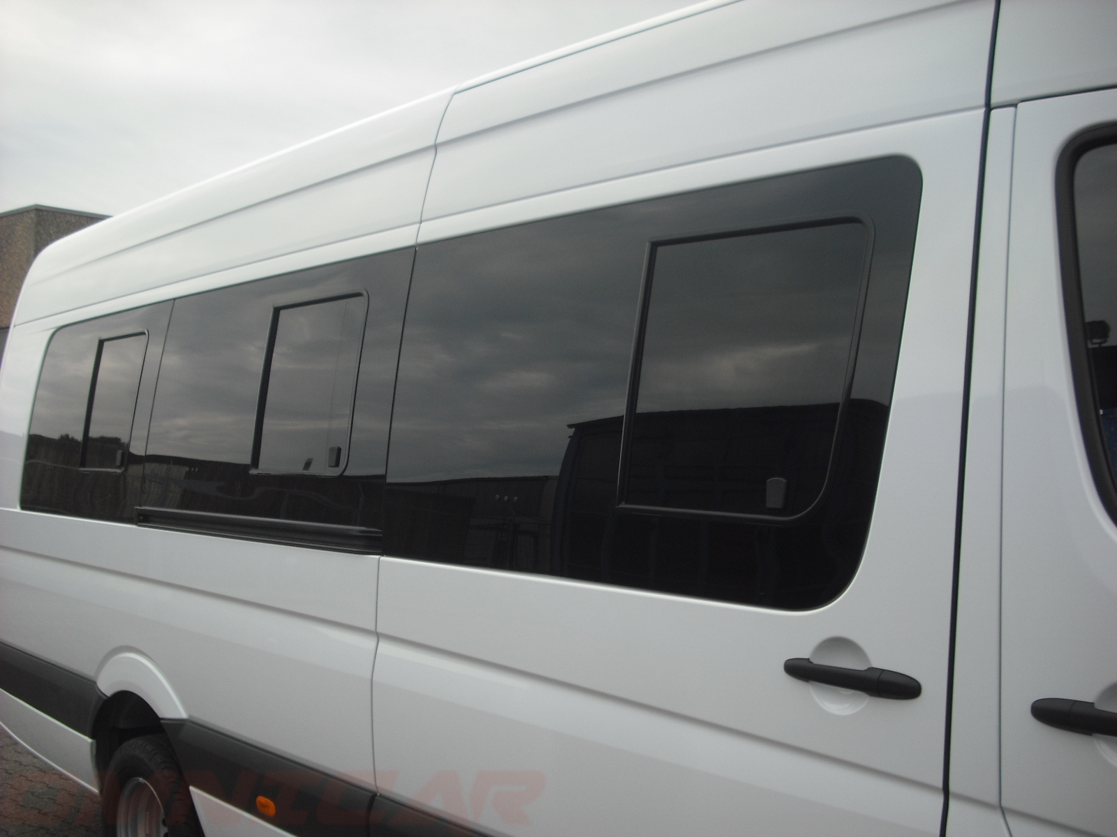 Installation de vitrage coulissant sur utilitaire - VitroPlus